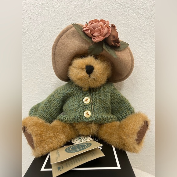 1985 J B Bean‎ Mrs. Trumble Plush Boyds Bears Green Knitted Sweater Flower Hat - Picture 1 of 6